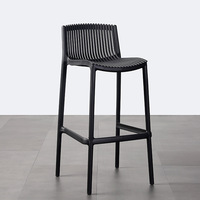 Chaises de restaurant empilables légères au design moderne, chaises à dossier de hauteur comptoir, tabourets de bar en PP pour balcon, cour, extérieur