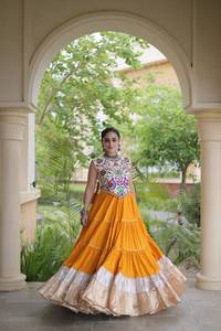 Blouse en rayonne style Kutchi et Lehenga en rayonne avec dentelle Lampi et volants, spéciale Navratri, prêt-à-porter - Product Image 4