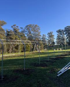 Serre à tunnel élevé avec système de refroidissement et ventilateurs 200 microns Film de polyéthylène UV serre de couverture française - Product Image 4