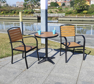 Meubles de restaurant en plein air à personnaliser, fournitures de salle à manger en bois en plastique, ensemble de tables et chaises - Product Image 4