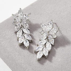 Boucles d'oreilles pendantes en or blanc, motif floral, avec cristaux taille marquise et strass sertis griffes, bijoux de mode romantiques pour femme, idéales pour mariage - Product Image 3