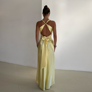 Vestido de noche largo de satén con cuello en V y espalda descubierta, corte ajustado y cintura natural - Product Image 4