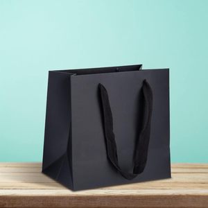 Sacs en papier noirs pour emballage de bijoux et vêtements, avec logo en relief personnalisé, pour boutiques de détail et cadeaux, fabriqués à Guangdong - Product Image 4
