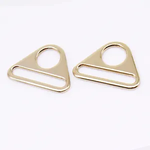 Anelli triangolari in lega di zinco con logo personalizzato regolabile con fibbia a triangolo arcobaleno di nuova tendenza