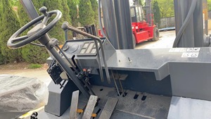 Large Capacity Diesel Komatsu FD150 <b>Used</b> Forklift with Two/Three Stage Mast Best Choice for Importers and Rental Companies - Product Image 3