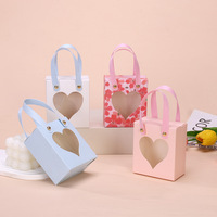 Boîte à bonbons en papier artistique multicolore recyclable avec fenêtre en forme de cœur et poignée portable pour les cadeaux de mariage et les cadeaux de fête