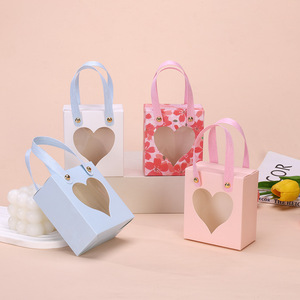 Boîte à bonbons en papier artistique multicolore recyclable avec fenêtre en forme de cœur et poignée portable pour les cadeaux de mariage et les cadeaux de fête - Product Image 6