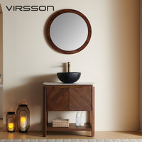 Meuble de salle de bain moderne en noyer avec portes cannelées diagonales, poignées dorées, lavabo sur pied en marbre noir, sur mesure