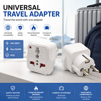 Adaptateur de voyage universel blanc avec protection contre les surtensions intégrée, prise Schuko, accepte les prises US, UK, EU, AU, indicateur LED, compact