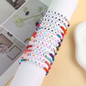 Ensemble de Bracelets Personnalisés Faits Main à Perles Lettre et Breloques d'Amitié pour Femme, Élastiques et Ajustables - Product Image 1