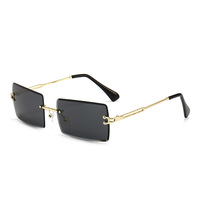 Lunettes de soleil vintage 2026 unisexe, petit format rectangulaire sans monture, verres dégradés, branches en métal noir, monture carrée en PC coloré pour femme