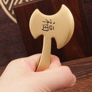 Cuchillo Hacha de Latón Macizo con Adorno Artesanal de Personaje de la Fortuna, Coleccionable de Arte - Product Image 1