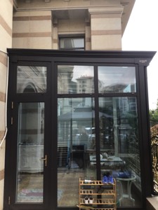 غرفة شمسية زجاجية مقواة للاستخدام في جميع الفصول بتصميم سقف مسطح، تصميم عصري للحدائق والساحات الخارجية، غرفة شمسية زجاجية - Product Image 5