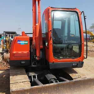 รถขุดไฮดรอลิกแบบตีนตะขาบ Doosan DH75 ขนาด 7.5 ตัน มือสองจากเกาหลี เหมาะสำหรับงานก่อสร้างถนนและงานดินในฟาร์ม - Product Image 2
