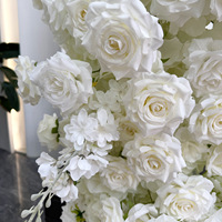 Arc de fleur coeur blanc chaud pour toile de fond de décoration de mariage pour la décoration de mariage