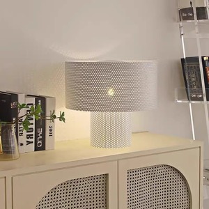 Lámpara de pie minimalista de malla metálica con pantalla blanca para sala de estar, hotel o habitación modelo - Product Image 3