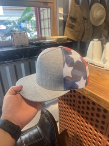Casquette de baseball trucker à visière plate imprimé drapeau américain gris chiné 5 panneaux avec fermeture snapback, casquette patriotique à dos en maille style hip-hop pour hommes et femmes - Product Image 2