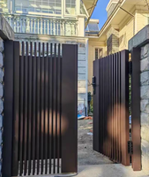 Portail d'entrée de grande propriété en fer forgé et cuivre, porte principale, clôture architecturale moderne et spectaculaire pour hôtels, hôpitaux, exclusif