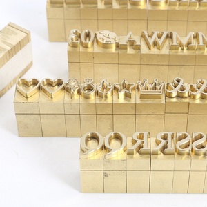 Sello de Alfabeto Personalizado en Latón Chapado en Oro con Expresiones en Inglés, Francés, Árabe, Coreano, Japonés y Hebreo, para Grabado en Cuero y Madera - Product Image 5