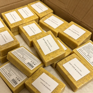 สบู่ขมิ้นผสมโคจิกแอซิด แบรนด์ส่วนตัว สำหรับแก้ไขจุดด่างดำ บำรุงผิว ลดรอยดำจากฝ้า กระ จุดด่างดำ ขายส่ง - Product Image 2