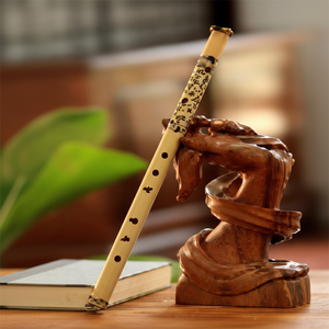 Flûte en bambou finement polie avec sculpture décorative près de l'embouchure, instrument de musique de qualité professionnelle - Product Image 1