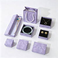 Boîtes à bijoux rigides haut de gamme avec logo personnalisé, doublure en éponge et impression offset pour l'emballage de colliers, bagues et boucles d'oreilles