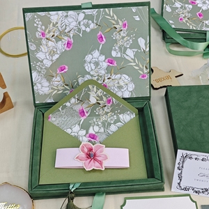 Caja de Invitación de Boda en Cuero Sintético Verde Salvia, Monograma Personalizado en Relieve, Borla, Cinta Floral, Cajas de Invitación para Bodas en Jardín o Bosque - Product Image 4