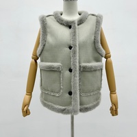 Gilet en peau de mouton pour femme, taille et couleur personnalisées, avec bordure en fourrure contrastante, poches plaquées, sans manches, vêtement d'extérieur d'hiver pour femme, vente en gros