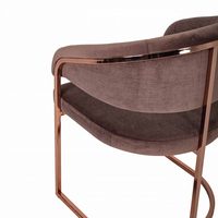 Chaise de restaurant rembourrée noire moderne avec cadre doré pour café et salon de luxe