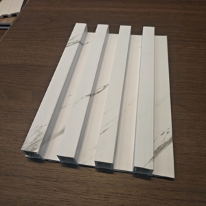 Pannello Murale Scanalato <span class=keywords><strong>in</strong></span> WPC Moderno, Ecologico, Impermeabile e Ignifugo, con Effetto <span class=keywords><strong>Legno</strong></span> 3D <span class=keywords><strong>per</strong></span> Facciate di Hotel e Sfondi TV - Product Image 1