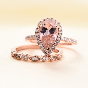 ชุดแหวนแต่งงานเงินแท้ 925 ชุบทองคำสีกุหลาบ ประดับเพชร CZ ทรงลูกแพร์ มอร์แกไนต์ แหวนซ้อนทรงลูกแพร์ มอร์แกไนต์ - Product Image 1