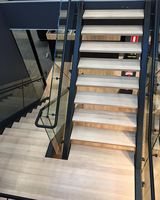 Escalier droit à marches ouvertes en marbre blanc, design moderne et luxueux, durable, avec garde-corps en verre et métal, pour villa et appartement, norme américaine