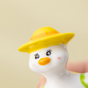 Ornement en céramique créatif en forme de canard au chapeau jaune, au design mignon, pour bureau, décoration apaisante et animale de compagnie - Product Image 4