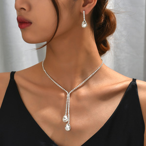 Conjunto de Collar y Aretes de Cristal con Baño de Plata y Diamantes de Imitación, Diseño de Gota de Agua, Romántico y Glamuroso, para Momentos Inolvidables - Product Image 1