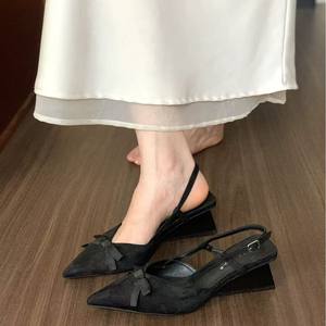 Sandalias de cuña florales estilo francés para mujer, con punta en pico y lazo en el talón, ideales para combinar con faldas de primavera y verano. - Product Image 3