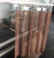 Rideau en maille métallique en laiton poli durable pour la décoration de cloisons de salles privées de restaurants haut de gamme