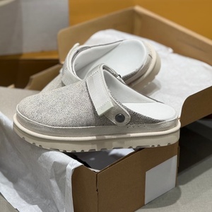 Nouvelles sandales décontractées en cuir semi-glissant pour hommes, avec logo personnalisé, semelle épaisse et maille respirante, vente en gros de haute qualité - Product Image 1