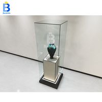 Vitrine autoportante haute en verre trempé avec base et éclairage LED pour vases anciens et objets de musée