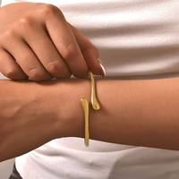 YF8136 Brazalete Abierto de Acero Inoxidable con Baño de Oro PVD de 18K, Resistente al Deslustre y al Agua, Diseño de Gota de Agua, Joyería de Moda para Mujer