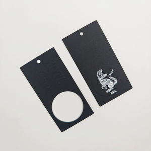 Étiquettes suspendues en carton écologique avec logo 3D en relief, design personnalisé, pour vêtements, chaussures et sacs - Product Image 2