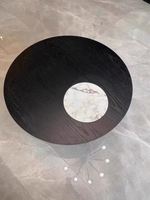 Ensemble de table basse ronde moderne et mobile pour salon avec plateau en marbre et mélange de bois