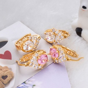 Pendientes de Aro con Zirconia en Forma de Corazón, Chapados en Oro, Acabado Mate, para Bodas y Regalos - Product Image 3