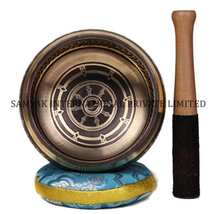 ชามร้องเพลงทิเบตแกะสลักด้วยมือของ Samyak ชามทองเหลืองสลักลายสำหรับการทำสมาธิและการบำบัดด้วยเสียง พร้อมตัวเลือกโลโก้แบบกำหนดเอง ผลิตในเนปาล - Product Image 4