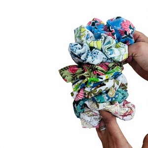 Scrunchie en coton imprimé, doux, extensible, écologique et respectueux du cuir chevelu, accessoire de mode pour cheveux - Product Image 1