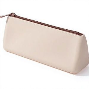 Estuche de Silicona para Lápices - Diseño Triangular Beige Cálido, Tamaño Pequeño, Sin Cierre, Uso Escolar y de Oficina, Multiusos - Product Image 1
