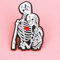 Pin de Solapa Esmaltado con Pareja de Esqueletos Góticos y Corazón Rojo