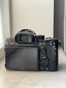 En stock pour appareil photo hybride Alpha <span class=keywords><strong>7R</strong></span> <span class=keywords><strong>III</strong></span> (boîtier seul) 42,4 MP, vidéo 4K, capteur CMOS, carte SD, occasion - Product Image 1