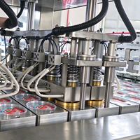 Machine automatique de remplissage et de scellage linéaire de gobelets pour lait, gelée, pouding, dessert, avec couvercles pré-découpés, pour l'emballage alimentaire
