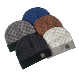 Gorro de Invierno Unisex de Lujo con Diseño a Cuadros y Pompón de Ganchillo, Diseño <span class=keywords><strong>en</strong></span> Relieve, Tejido Común, Estilo Bob de Diseñador - Product Image 2
