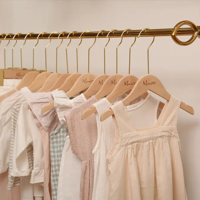 Logo giyim mağazası ile toptan özel elbise askıları bebek çocuk ceket askı klipleri ile ahşap elbise askısı